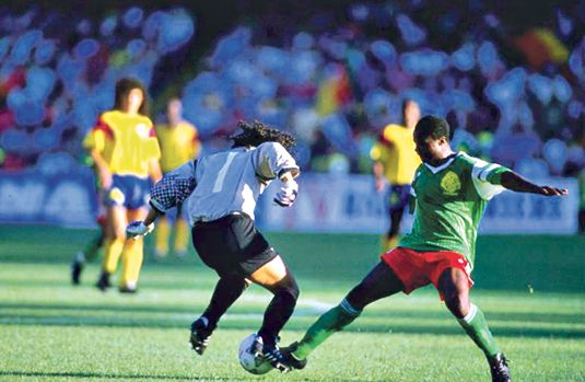 Il Pazzo e il Leone. Storia di René Higuita, Roger Milla e un indimenticabile pomeriggio italiano