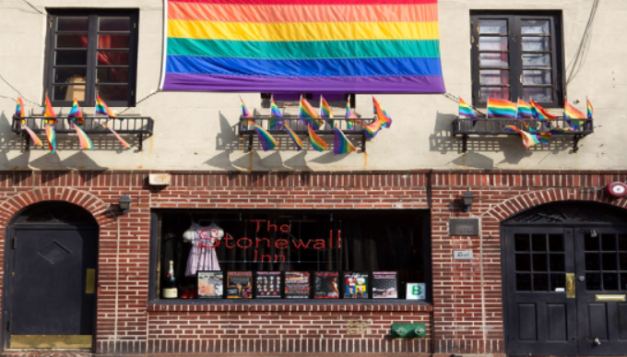 Perché esiste il Gay Pride? E perché a Giugno? Storia dei moti di Stonewall da cui iniziò tutto.