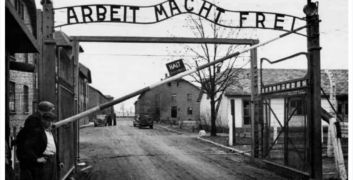 IL LAVORO RENDE LIBERI – LA STORIA DIETRO L’ORRIBILE INSEGNA DI AUSCHWITZ