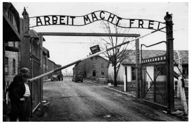 IL LAVORO RENDE LIBERI – LA STORIA DIETRO L’ORRIBILE INSEGNA DI AUSCHWITZ